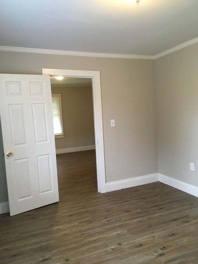 Building Photo - Cute 2 Bedroom Home with Hardwood Floors!