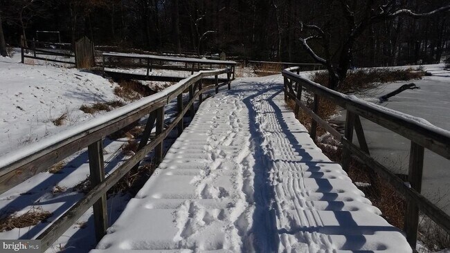 Building Photo - 9420 Lakeside Dr