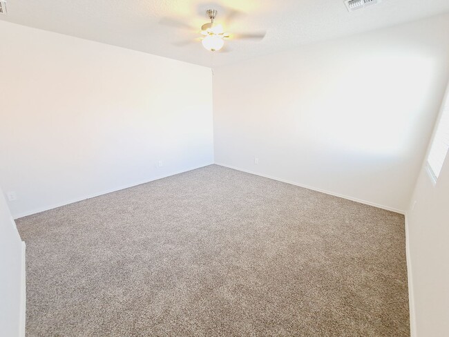 Building Photo - 3 bed 2 bath home in Huning Ranch! Move in Special!