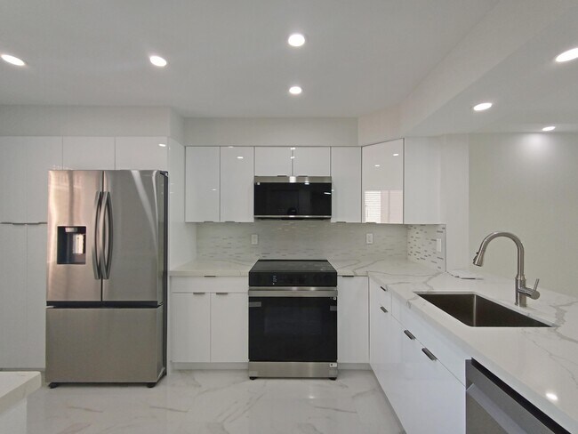 Building Photo - 7320 Amberly Ln