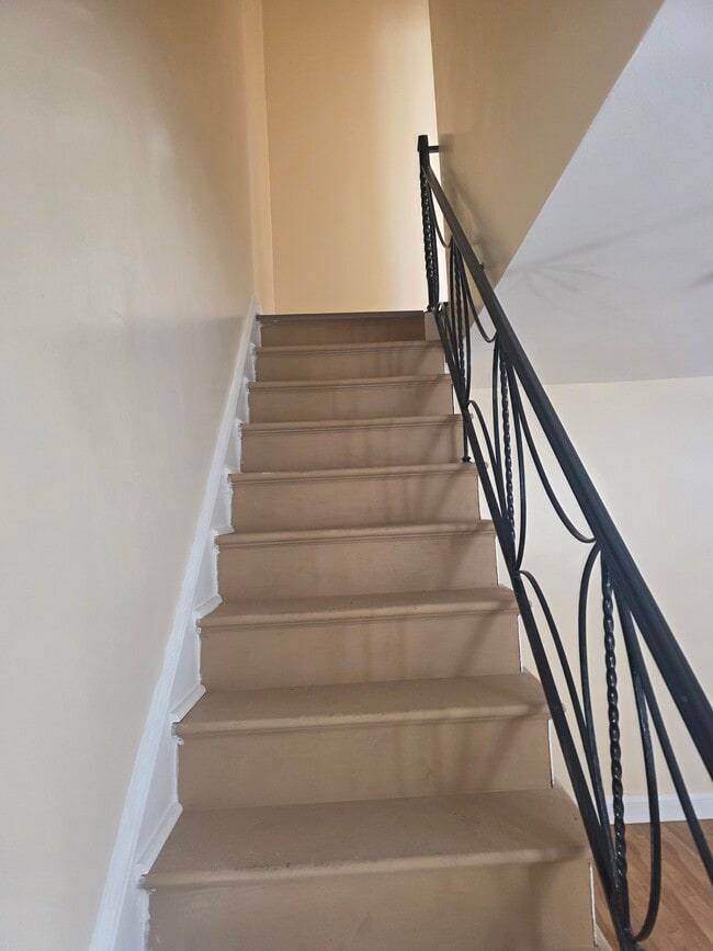 Building Photo - 6213 N Howard St