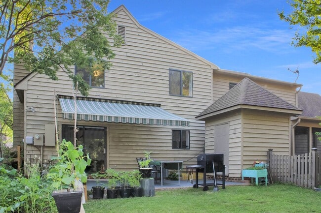 Building Photo - Contemporary duplex with first floor primary
