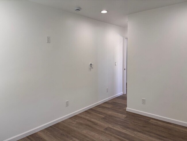 Building Photo - 2 bedrooms 2 baths home FOR RENT