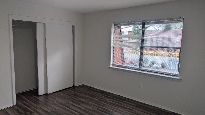 Building Photo - 1204 N Oaks Blvd