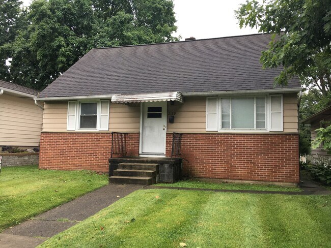 Primary Photo - **3-BEDROOM HOUSE W/ 2-CAR GARAGE IN BEECH...