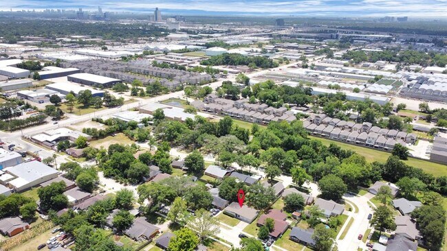 Building Photo - 10951 Shadow Wood Dr