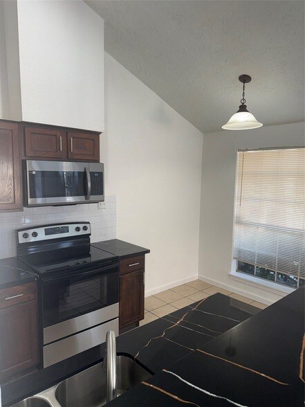 Building Photo - 11008 Misty Summit Dr