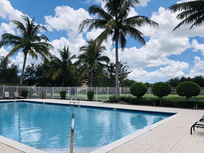 Building Photo - 131 SW Palm Dr