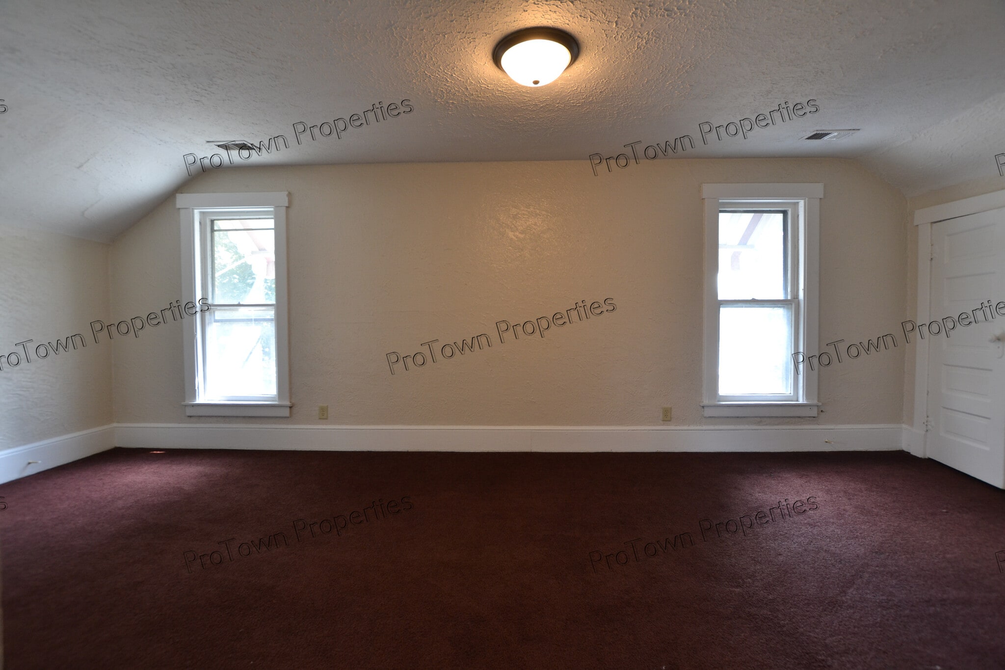 Building Photo - 1067 N May St