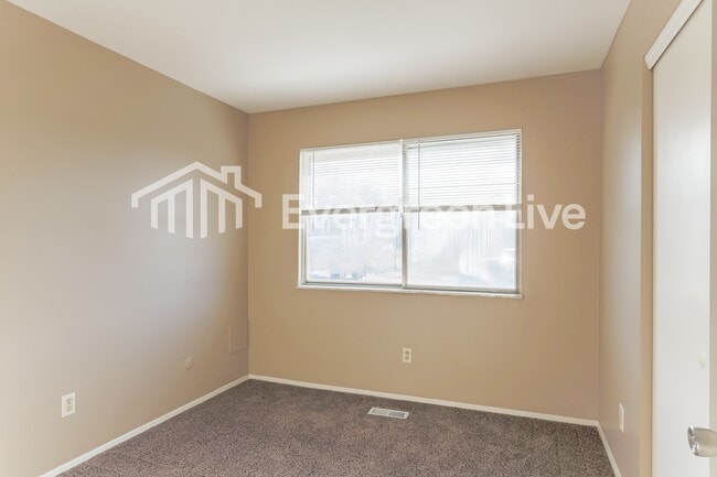 Building Photo - 868 Liverpool Pl