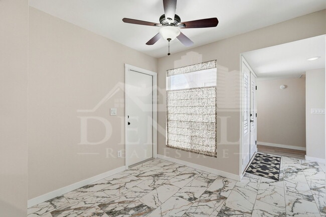 Building Photo - 10602 E Elmhurst Dr