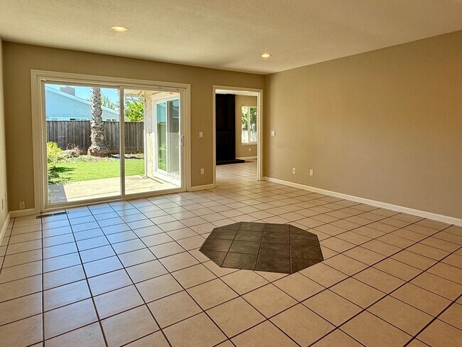 Building Photo - Updated 3 Bedroom 2 Bath Blossom Valley Duplex w/Private Yard