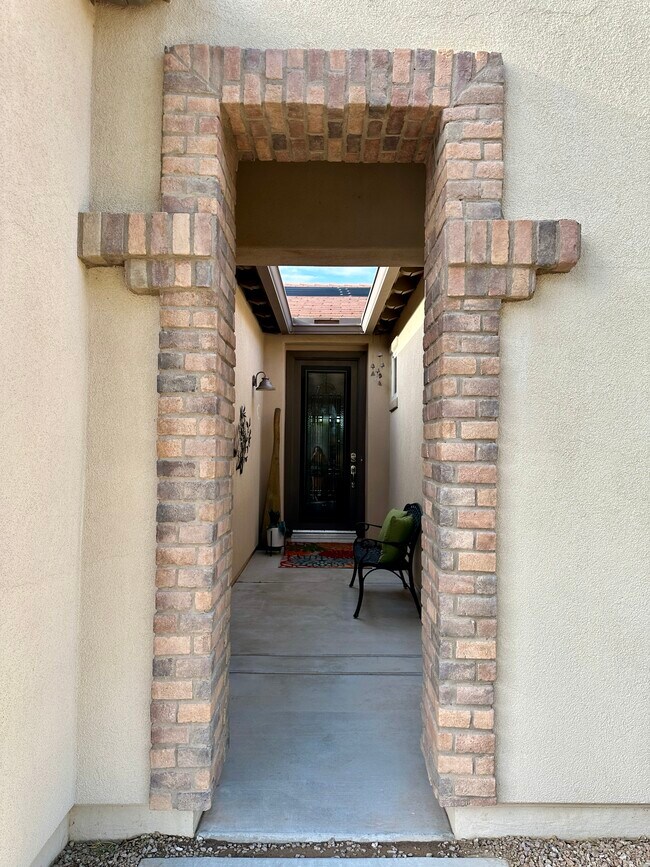 Building Photo - 1808 E Laddoos Ave
