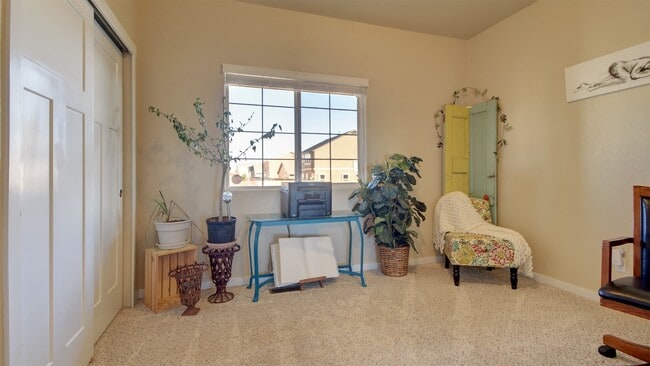 Building Photo - 5 Bedroom Ranch Home on North End