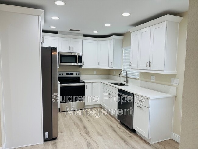 Building Photo - 3895 Maple St NE