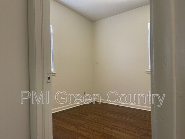 Building Photo - 5430 N Frankfort Pl