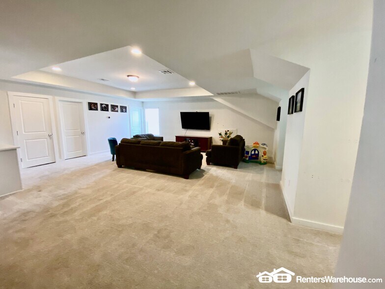 Building Photo - 245 Orchard Park Dr