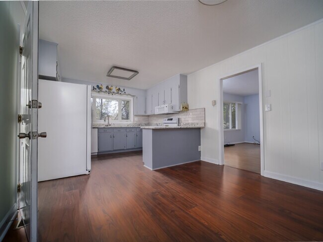 Building Photo - 102 McCall St