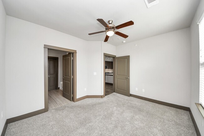 Building Photo - 5454 Washington St