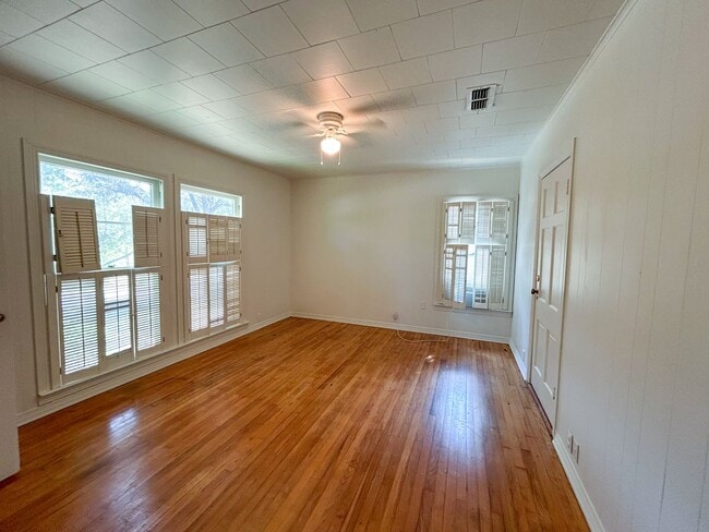 Building Photo - 3 bed 2 bath in the heart of Denton TX