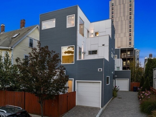 Building Photo - 161 Auburn St