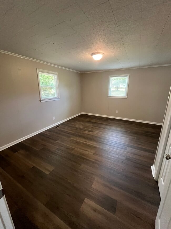 Building Photo - 239 Thorn Dr