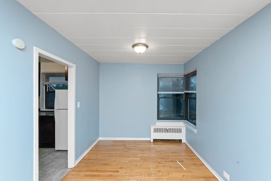 Building Photo - 1360 W Touhy Ave