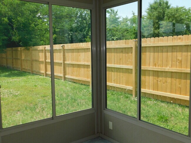 Building Photo - "Spacious 4-Bedroom Gem on Hughart Street with 2.5 Bathrooms and 2108 Sq. Ft. of Comfort!"