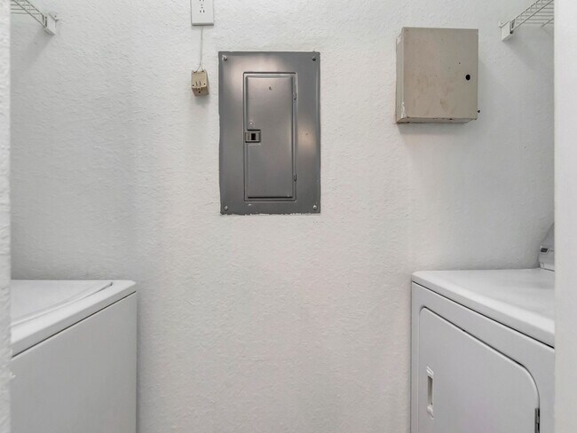 Building Photo - Ground Floor 2 Bedroom 1 Bathroom in Riverview, FL - Walk to Riverview Theater