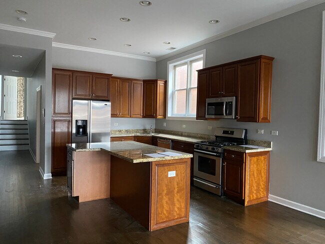 Building Photo - 838 W Armitage Ave