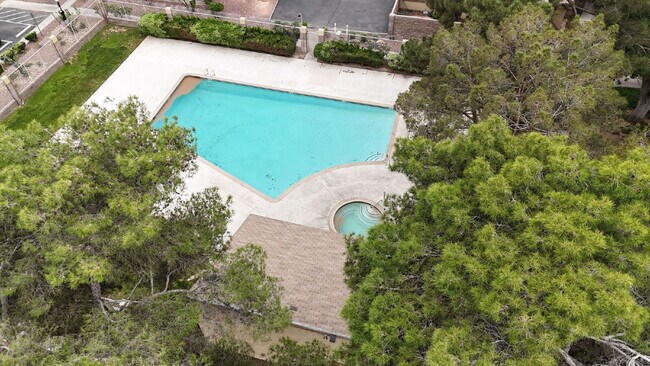 Building Photo - "Charming 3-Bedroom Townhouse Oasis with 2 Full Baths in Las Vegas – 1220 Sq Ft of Comfortable Li...