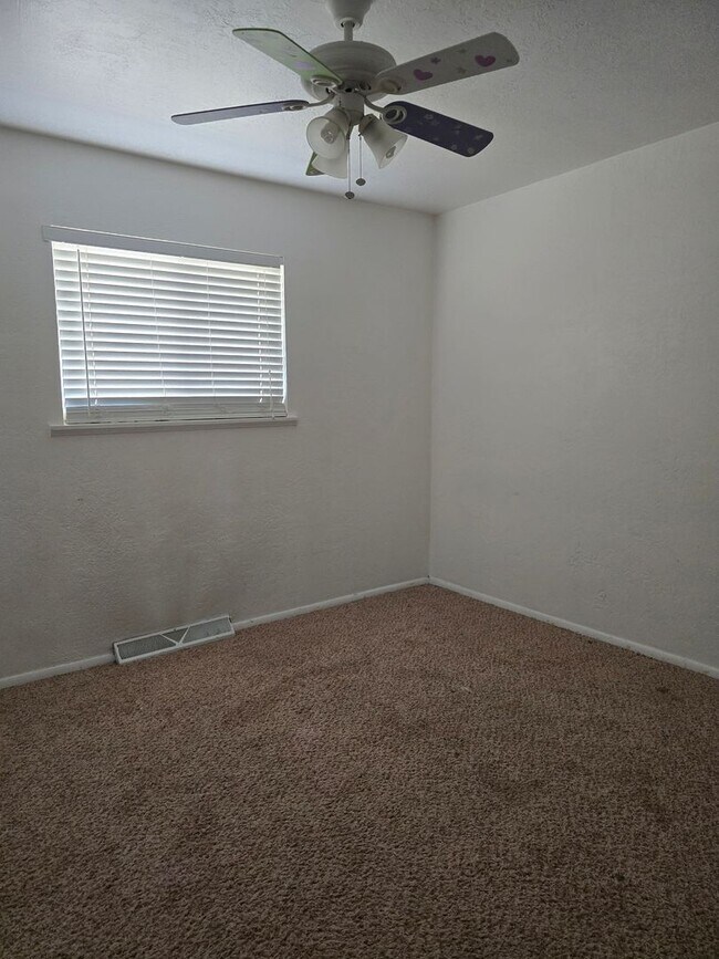 Building Photo - 3 Bedroom 2 Bath Rental