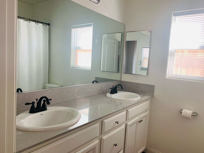 Building Photo - Beautiful Home in Northwest Bakersfield