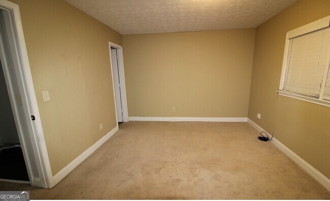 Building Photo - 888 Chartley Dr SW