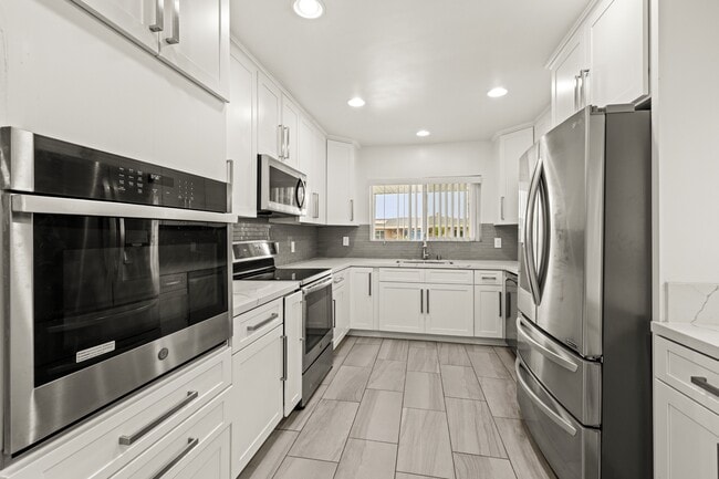 Building Photo - 5528 Dorothy Dr