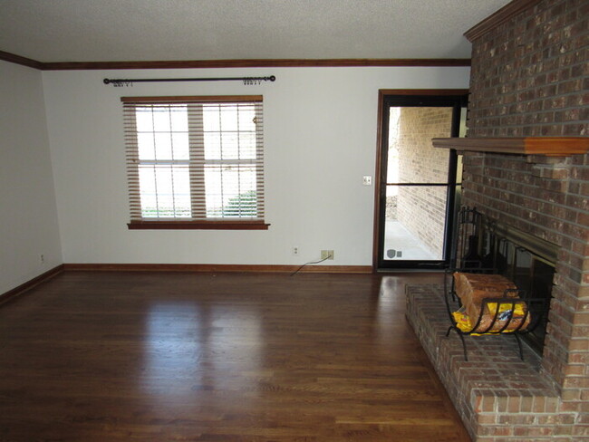 Building Photo - Huntington Ridge condo- one level!