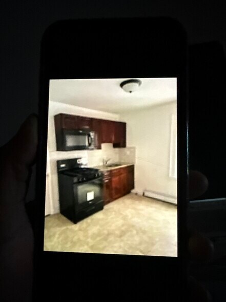 Kitchen - 119 Lyons Ave