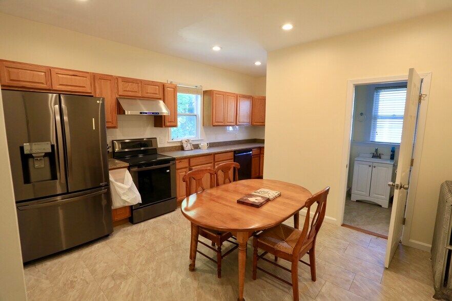 Building Photo - 124 Forest St