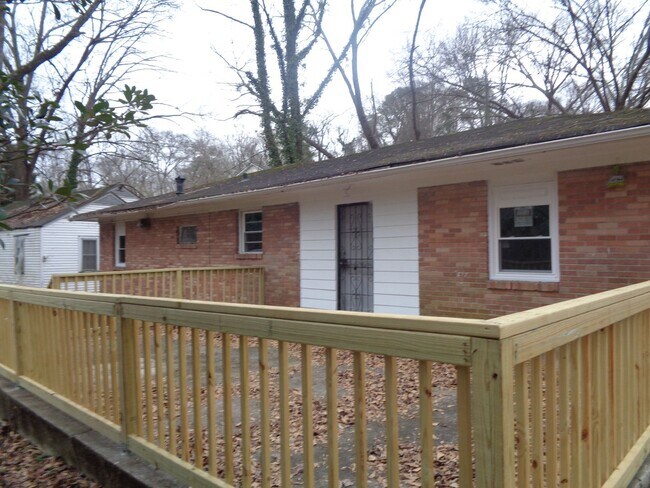 Building Photo - 2 Bedroom 1 bath home