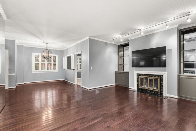 Building Photo - Townhome LOCATION!