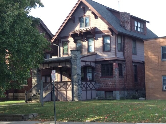 Building Photo - 7 Bedroom 3 bath House Email Amber@osulive...