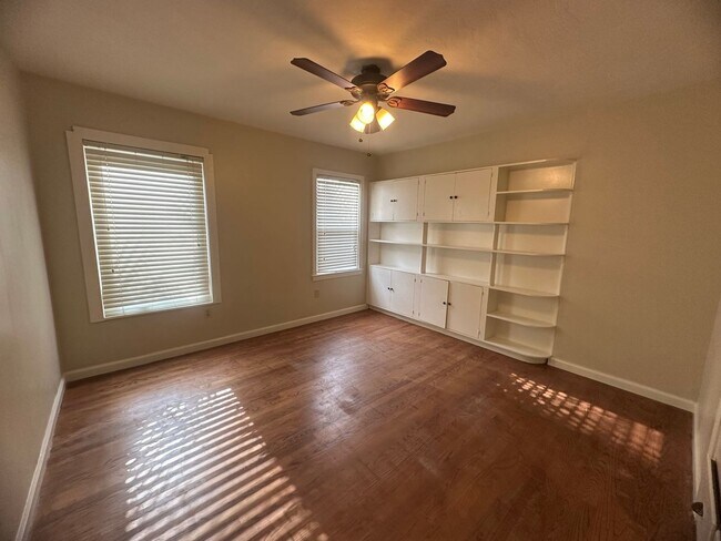 Building Photo - 8041001/51T