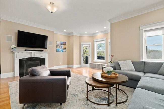 Building Photo - 322 Tappan St