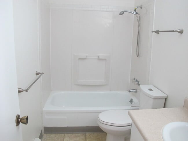 Building Photo - 2831 Somerville Dr