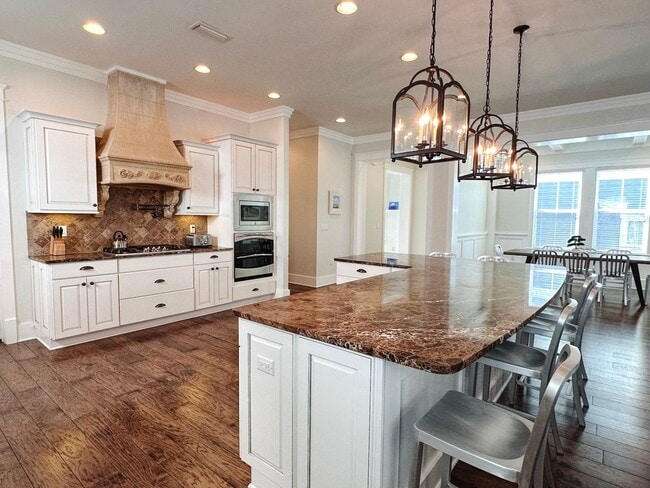 Building Photo - New, exclusive 3200 sq ft 4 bedroom/3.5bat...
