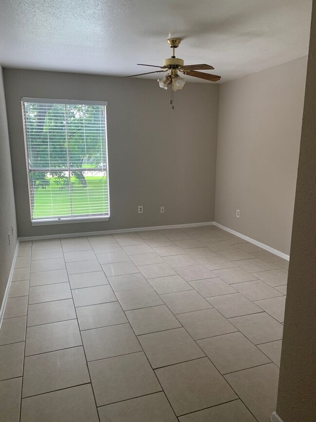 Building Photo - Clean and Bright 2 BR 2 BA Condo - Upstairs