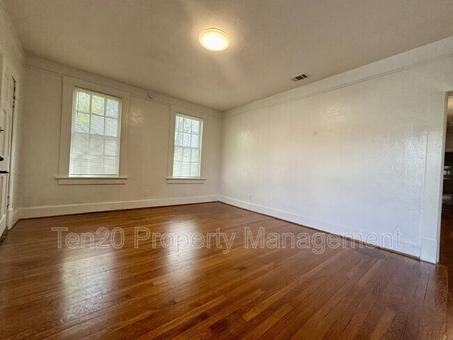 Building Photo - 1219 Owsley Ave