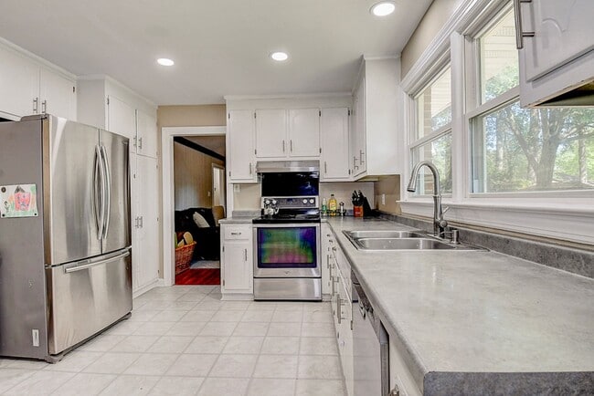 Building Photo - ONE LEVEL LIVING at it's FINEST in the SOU...