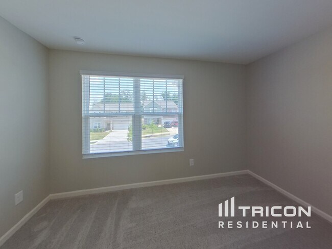 Building Photo - 100 Hyde Pk