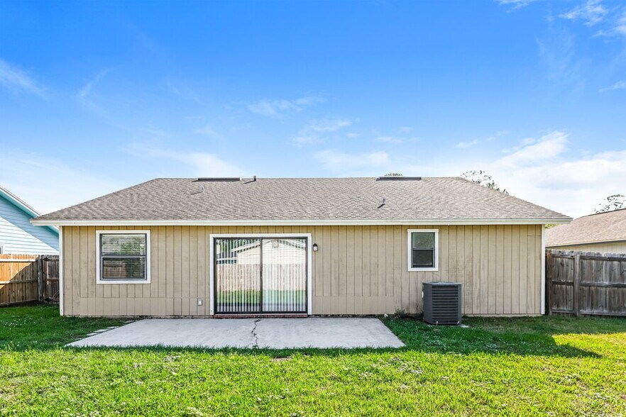 Building Photo - 7974 Amandas Crossing Dr E